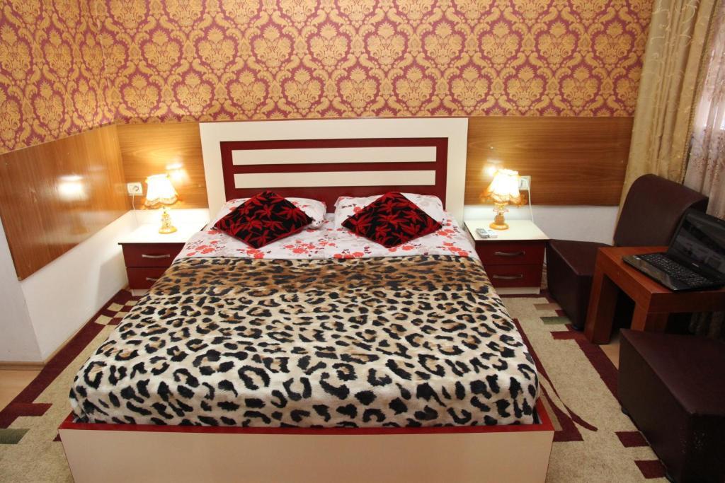 Hotel Parlamenti Tirana Room photo